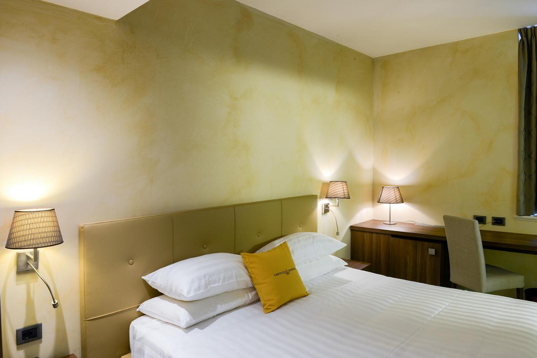 Relais & Spa Castello Di Casiglio Erba Room photo